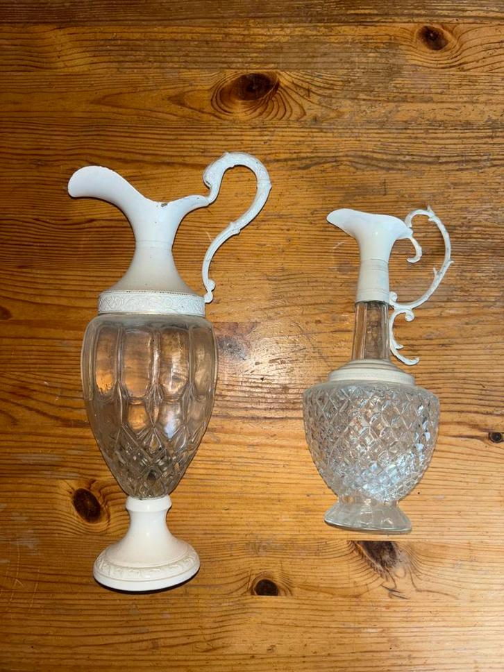 Twee glazen vazen met wit metalen details, Antiek en Kunst, Antiek | Vazen, Ophalen of Verzenden