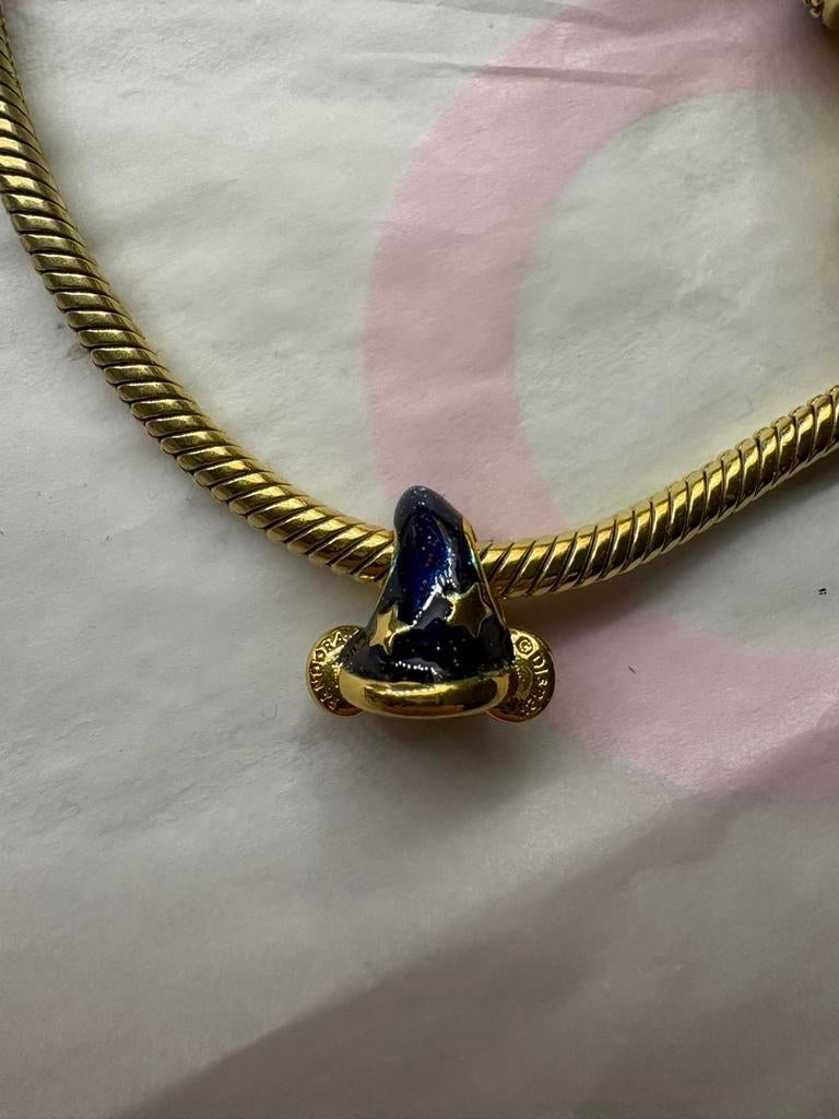 Pandora Disney Fantasia Tovenaarsmuts Bedel, Sieraden, Tassen en Uiterlijk, Bedels, Overige materialen, Pandora, Ophalen of Verzenden
