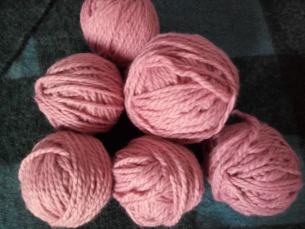 Bollen dik garen ; 700 gram., Hobby en Vrije tijd, Ophalen of Verzenden, Gebruikt, Breien of Haken, Wol of Garen