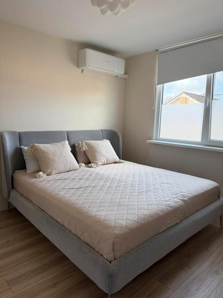 Ikea gestoffeerd bed, Huis en Inrichting, Slaapkamer | Bedden, Zo goed als nieuw, Tweepersoons, 180 cm, 200 cm, Stof, Grijs, Ophalen