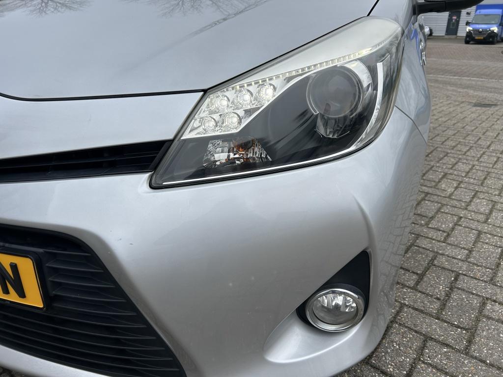 Toyota Yaris 1.5 Full Hybrid Dyn. 1e EIG DEALER PANO STOELVW, Automaat, Gebruikt, 4 cilinders, 1070 kg