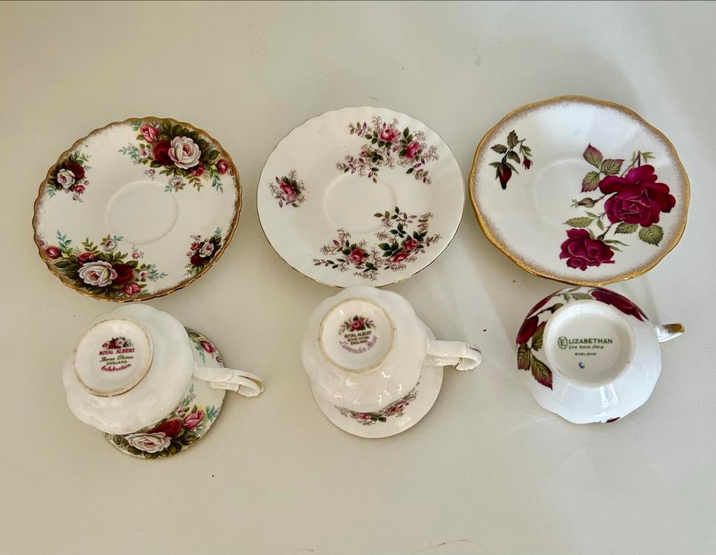 Drie porseleinen theekopjes met schotels, Ophalen of Verzenden