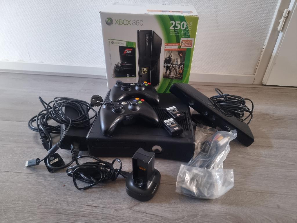 Xbox 360 met Kinect, 2 controllers, 12 games, oplaadstation., 3 spelers of meer, Ophalen of Verzenden, Zo goed als nieuw, Vanaf 3 jaar