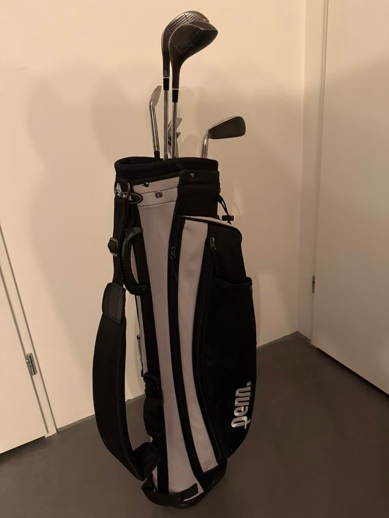 Zwarte golftas met een aantal clubs, Ophalen, Zo goed als nieuw, Tas