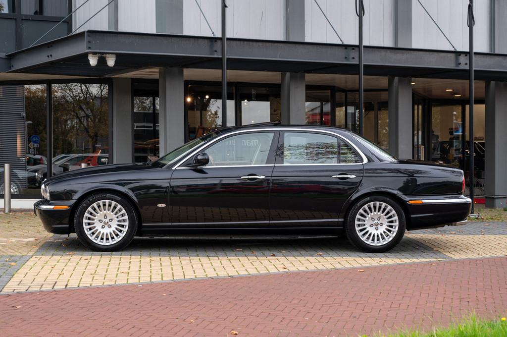 Jaguar XJ 4.2 (X350) Super V8 (bj 2006, automaat), Auto's, Automaat, Gebruikt, Blauw, Bedrijf
