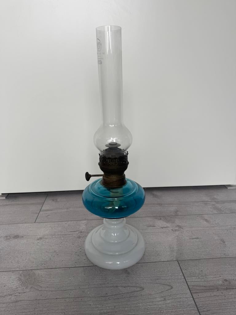 Antieke olielamp met blauw en wit glas., Antiek en Kunst, Antiek | Lampen, Ophalen