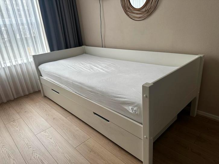 Eenpersoonsbed met IKEA matras en opberglade, Huis en Inrichting, Slaapkamer | Bedden, Gebruikt, Eenpersoons, 90 cm, 200 cm, Hout
