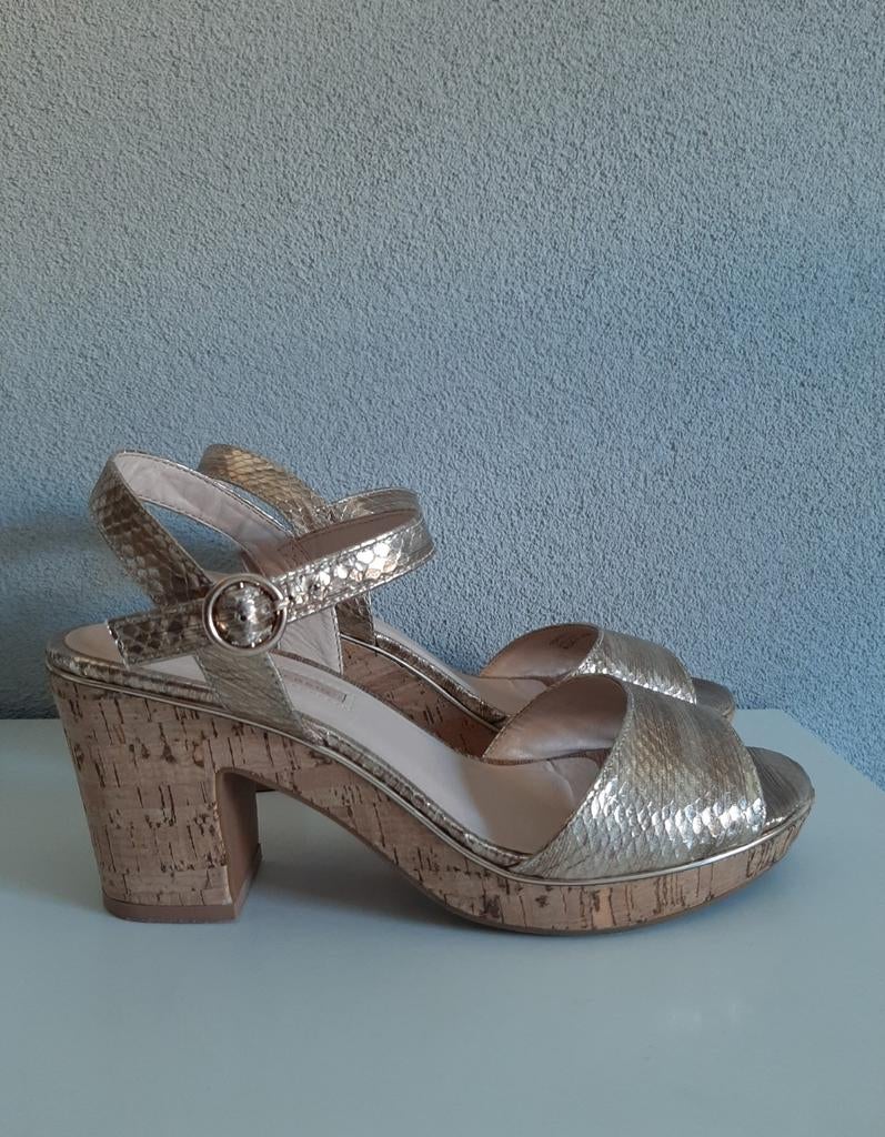 Dorothy Perkins gouden sandalen maat 7 (40/40,5), Zo goed als nieuw, Dorothy Perkins, Sandalen of Muiltjes, Ophalen of Verzenden