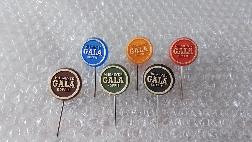 6 verschillende kleuren speldjes gala koffie, Verzamelen, Speldjes, Pins en Buttons, Ophalen of Verzenden, Zo goed als nieuw, Overige onderwerpen