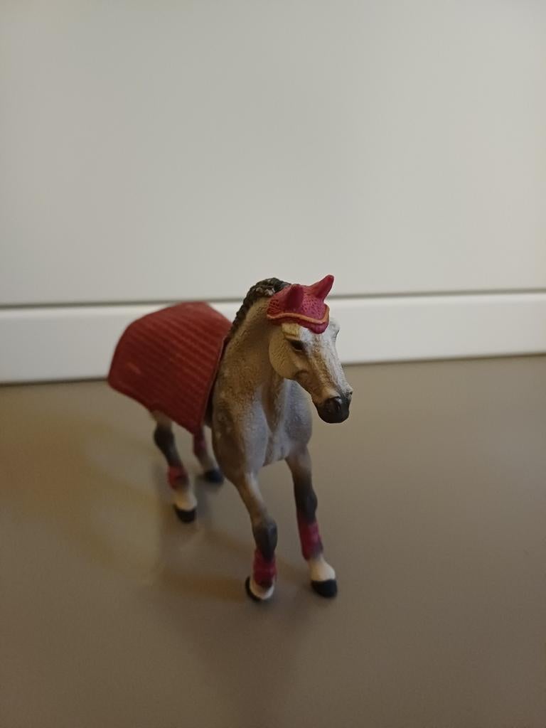 Schleich paard met dekentje en beenbeschermers, Ophalen of Verzenden, Zo goed als nieuw, Jongen of Meisje