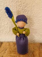 Voor de seizoenstafel, bloemenkindje blauw druifjes,wolvilt, Ophalen of Verzenden, Figuurtje(s), Wolvilt