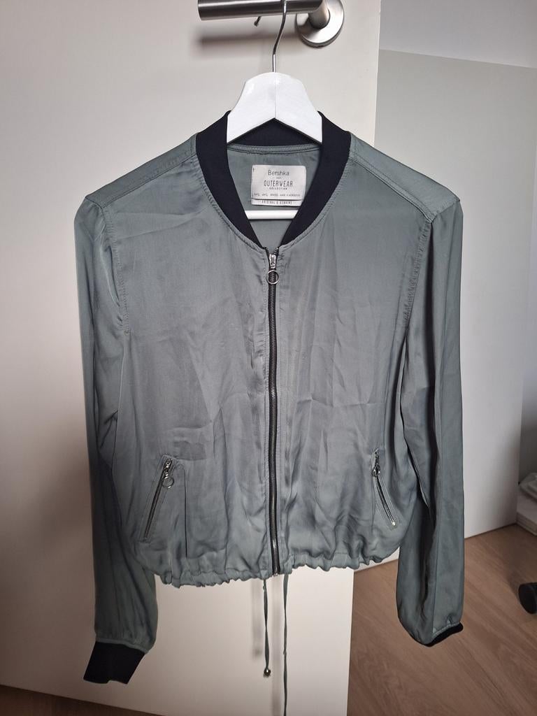 Bershka bomberjack maat L, Kleding | Dames, Jassen | Zomer, Maat 42/44 (L), Gedragen, Groen, Bershka