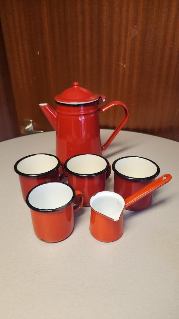 Rode emaille theepot – Tres' Vintage