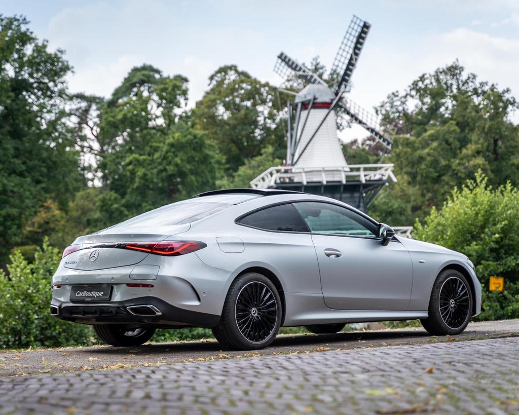 Mercedes-Benz CLE Coupé 300 e AMG Line I Pano IBurmester I, Auto's, Mercedes-Benz, Automaat, Zwart, 4 cilinders, Origineel Nederlands