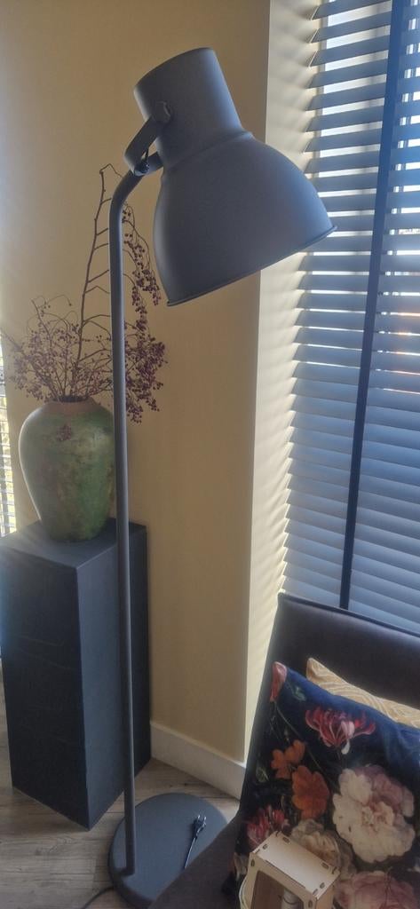 Grijze vloerlamp met verstelbare kap, Huis en Inrichting, Lampen | Vloerlampen, Ophalen, Gebruikt, Metaal, 150 tot 200 cm