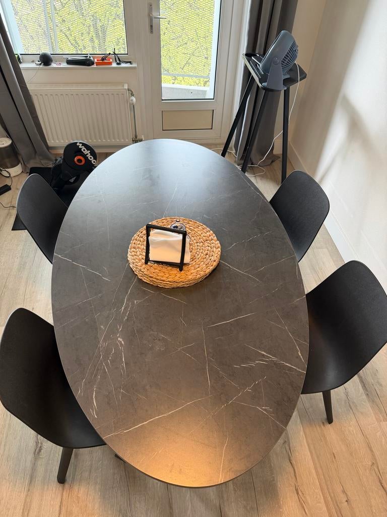 Moderne eethoek: MARIEDAMM tafel & 4 ODGER stoelen, Huis en Inrichting, Complete eetkamers, Zo goed als nieuw, 4 tot 6 stoelen