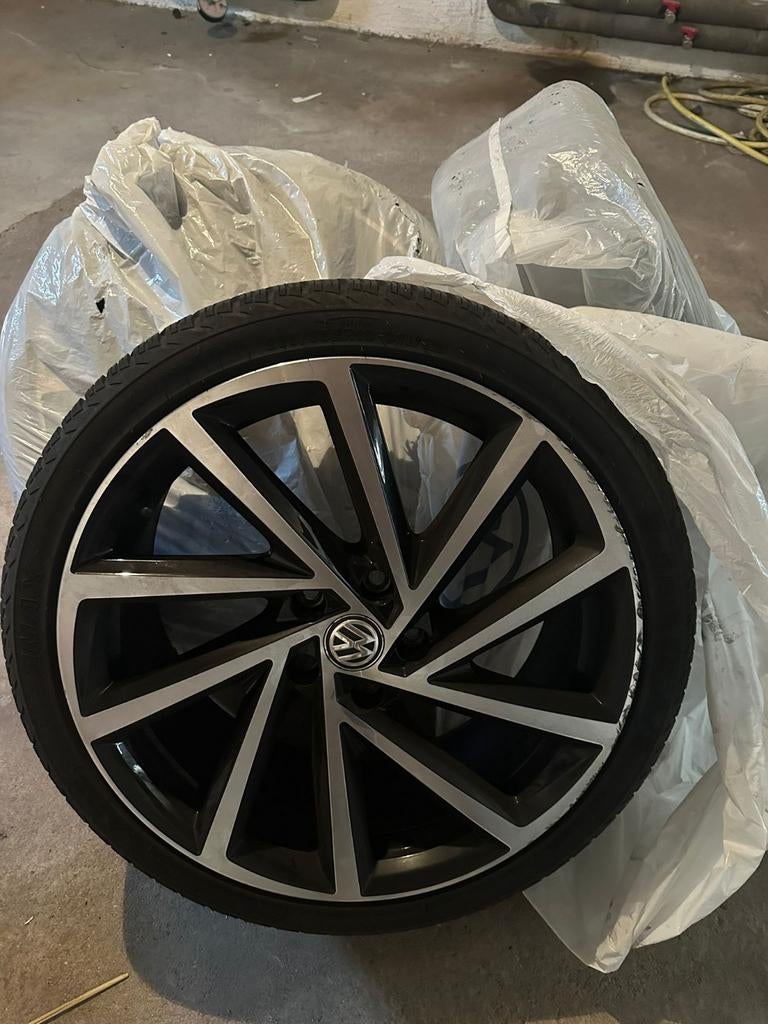 VW Spielberg velgen 19 inch met All Season banden, Auto-onderdelen, Banden en Velgen, 19 inch, Gebruikt, Banden en Velgen, Ophalen of Verzenden