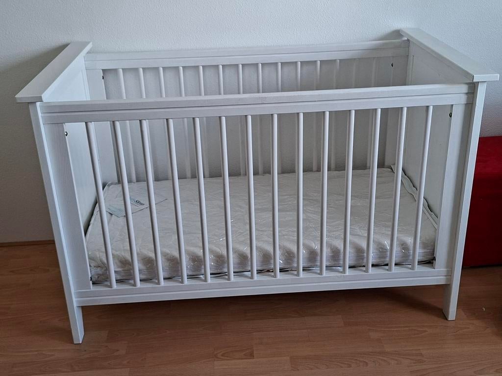 Ledikant met aerosleep matras en commode, Kinderen en Baby's, Kinderkamer | Bedden, 70 tot 85 cm, Zo goed als nieuw, Minder dan 140 cm