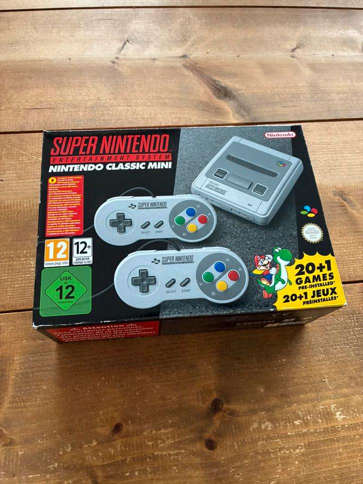 Nieuwstaat!! Nintendo Classic Mini SNES, Spelcomputers en Games, Spelcomputers | Nintendo Super NES, Zo goed als nieuw, Met 2 controllers