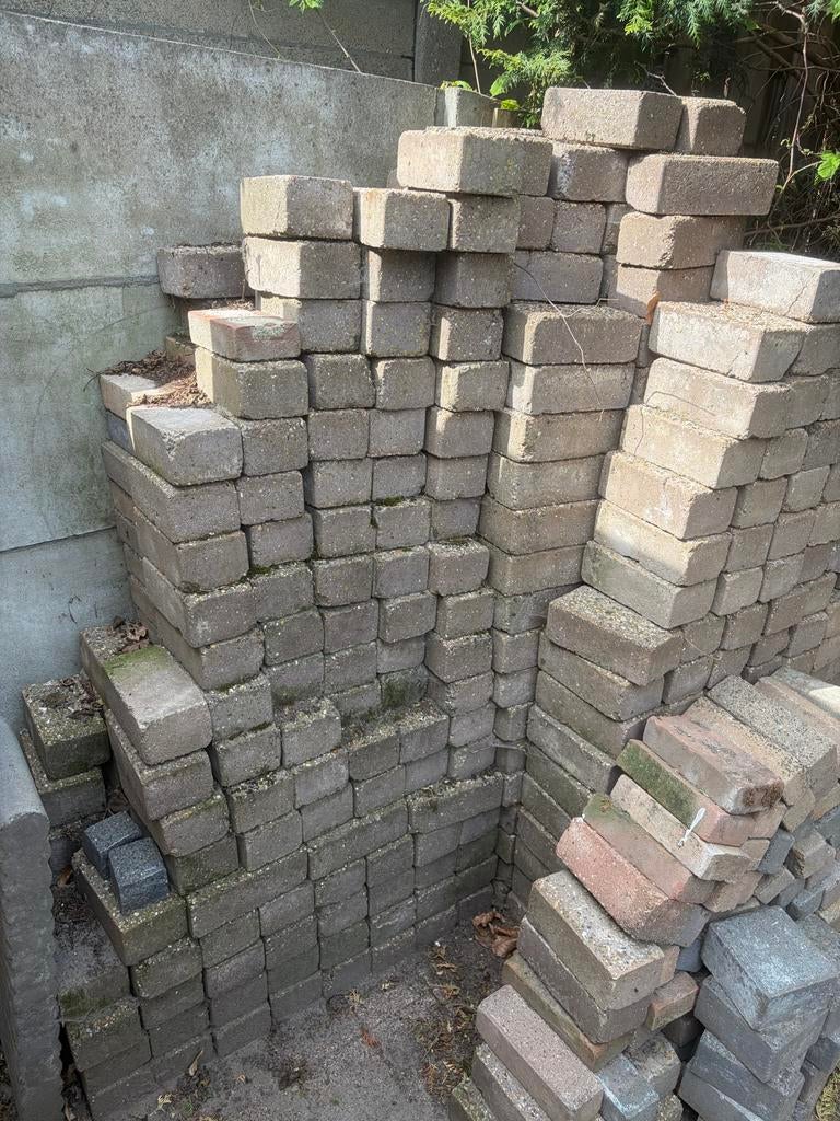 Gratis af te halen: Verschillende soorten stenen, Tuin en Terras, Tegels en Klinkers, Ophalen, Gebruikt, Klinkers, 10 m² of meer