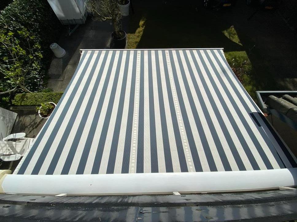 Mooie zonneschermen marineblauw-wit gestreept 2 stuks, Ophalen, Zo goed als nieuw, Knikarmscherm