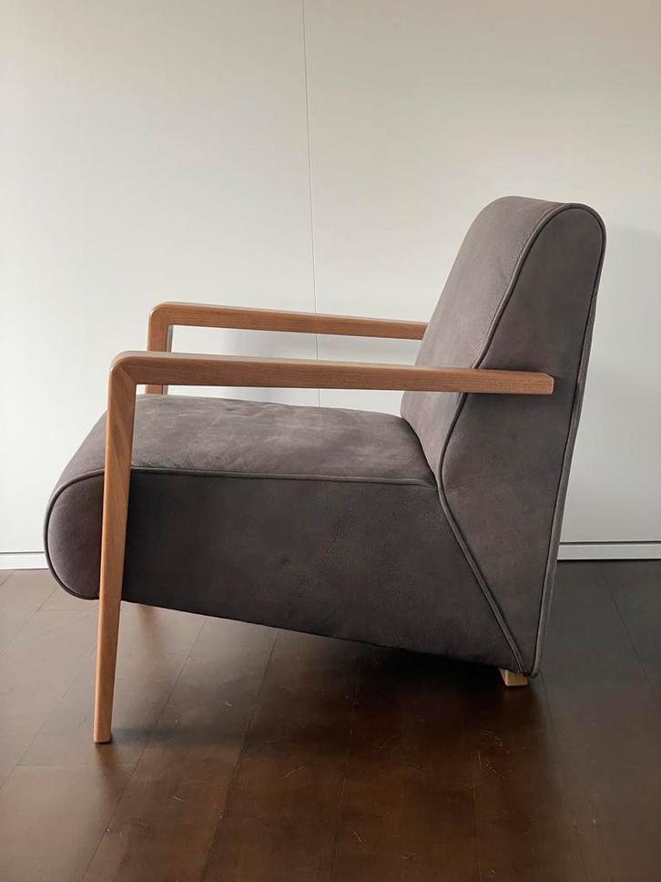 Leren fauteuil met houten armleuningen, Huis en Inrichting, Fauteuils, Zo goed als nieuw, Leer, 75 tot 100 cm, Minder dan 75 cm