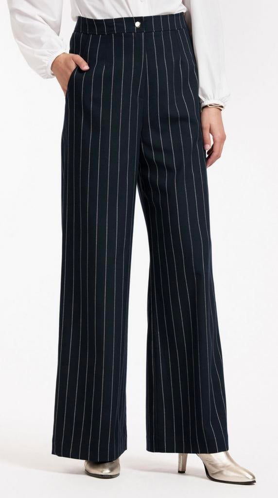 Donkerblauwe Lexie Pinstripe Studio Anneloes broek in M, Kleding | Dames, Broeken en Pantalons, Ophalen of Verzenden, Zo goed als nieuw