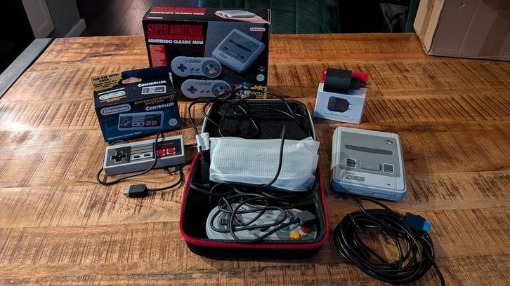 Zeer complete Nintendo SNES Classic Mini, Spelcomputers en Games, Spelcomputers | Nintendo Super NES, Zo goed als nieuw, Met 2 controllers