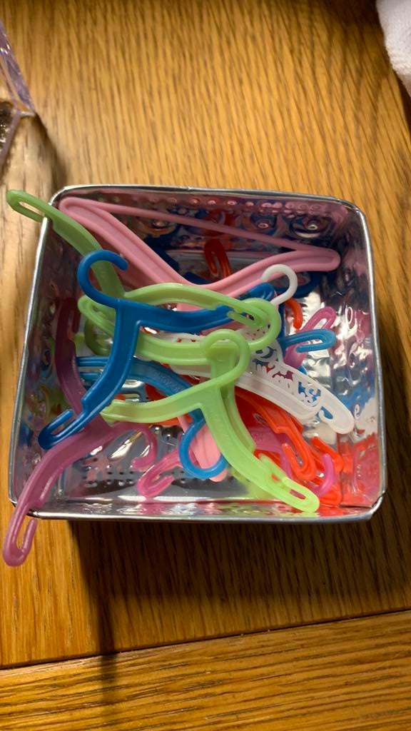 14 barbie kleerhangertjes gratis, Kinderen en Baby's, Speelgoed | Poppen, Ophalen, Zo goed als nieuw, Barbie