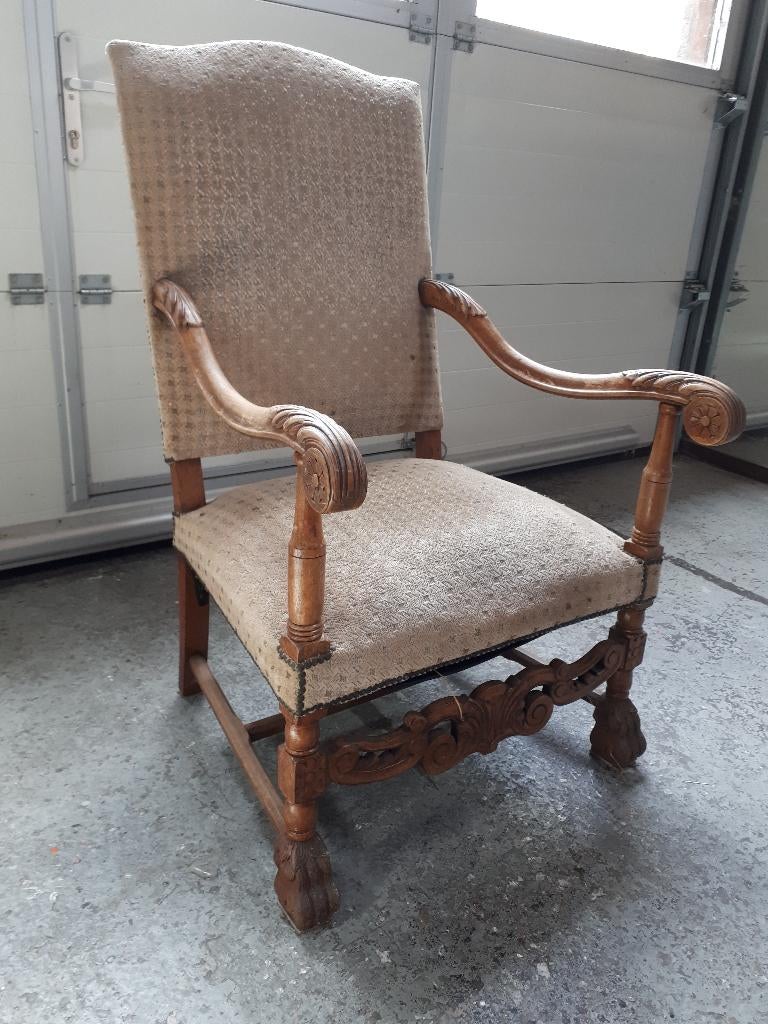 stoel met mooi houtsnijwerk, Ophalen