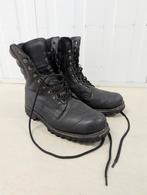 Oude lederen leger kisten uit Belarus, Ophalen, Zwart, Sneakers of Gympen, Gedragen