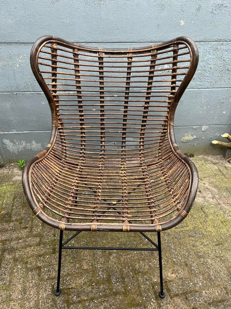 Stijlvolle rotan fauteuil met metalen onderstel, Huis en Inrichting, Ophalen, Gebruikt, 50 tot 75 cm, Riet of Rotan