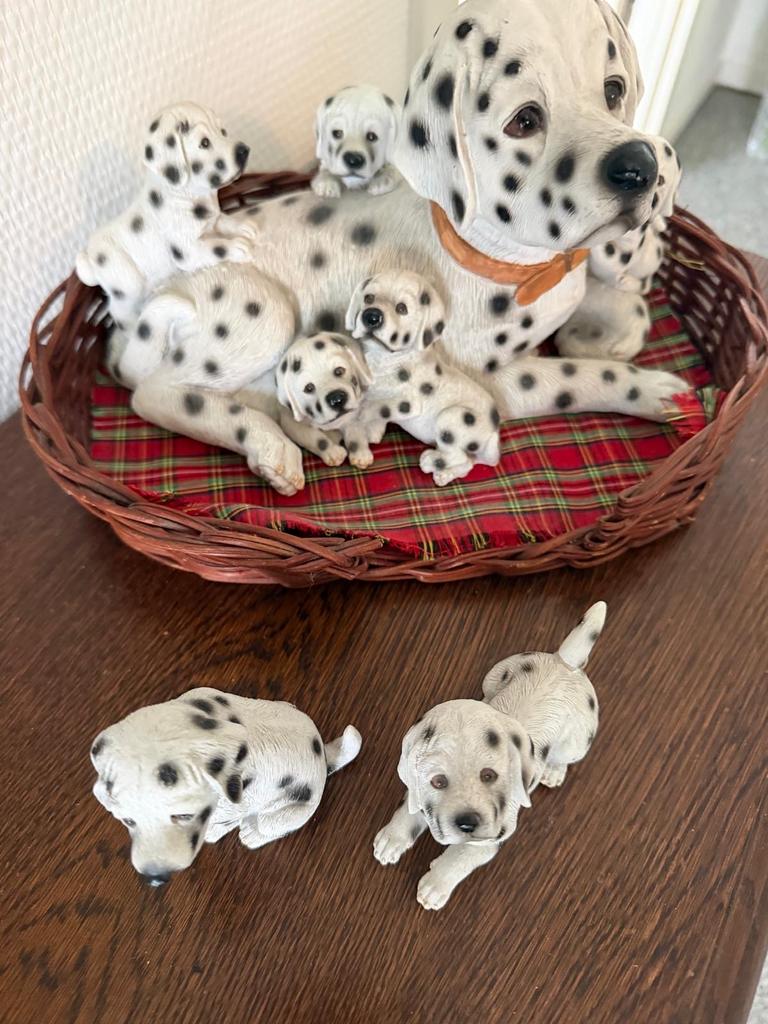 Dalmatiër beeldjes, moeder met pups in mand, Ophalen of Verzenden, Zo goed als nieuw, Hond of Kat, Beeldje of Figuurtje