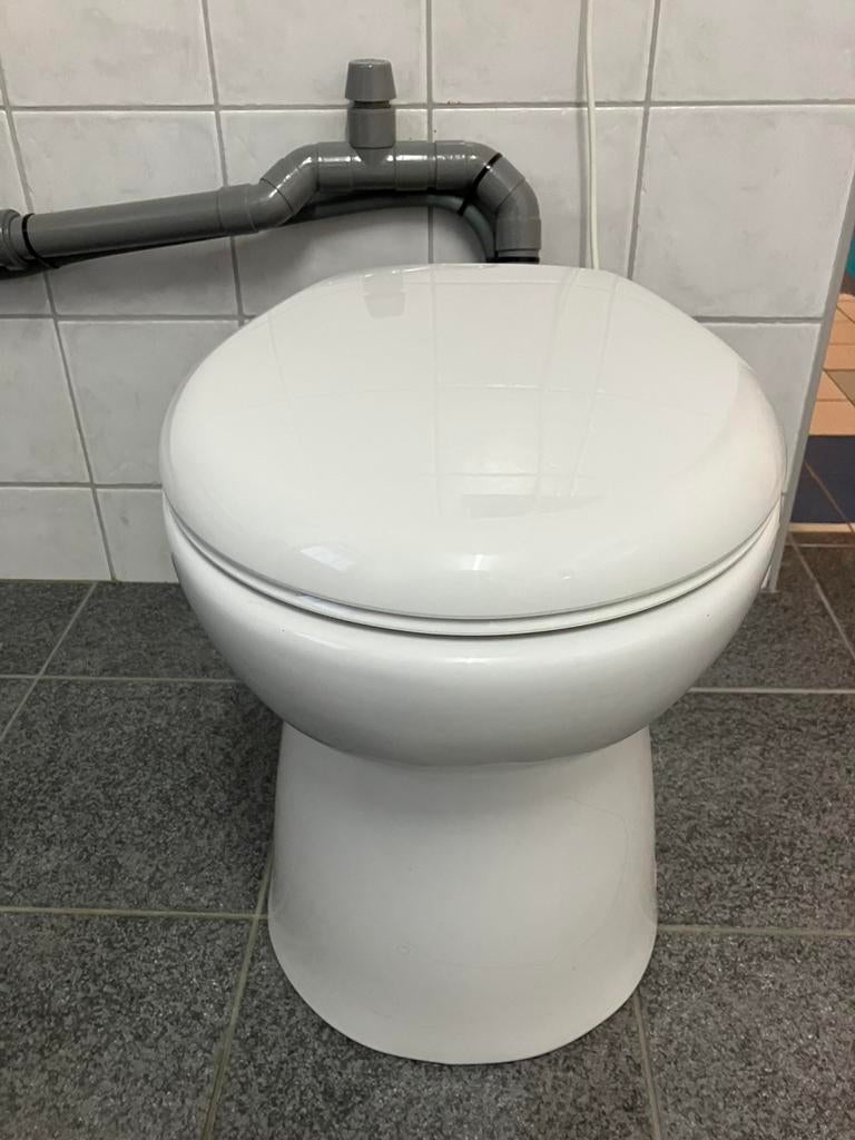Te koop Broyeurtoilet (elektrisch met vermaler), Ophalen, Zo goed als nieuw, Toilet
