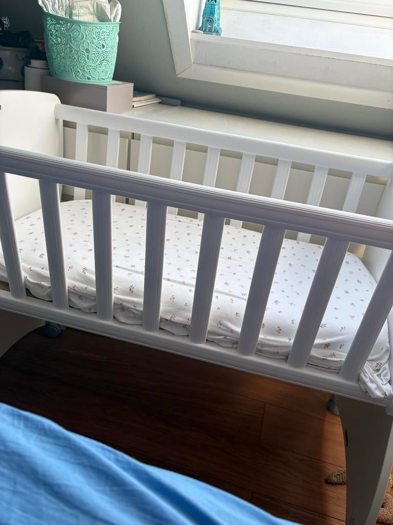 Wit wiegje op wieltjes, Ophalen, Gebruikt, Wieg