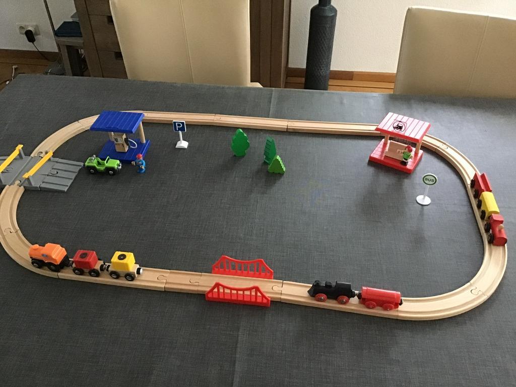 Houten treinbaan, benzinestation,bushalte ,brug enz, Ophalen, Zo goed als nieuw