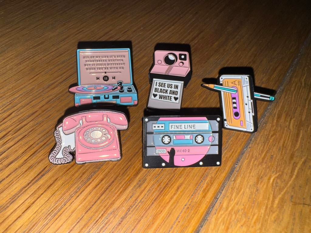5 Retro pins cassettebandje platenspeler fotocamera telefoon, Verzamelen, Ophalen of Verzenden, Nieuw, Speldje of Pin