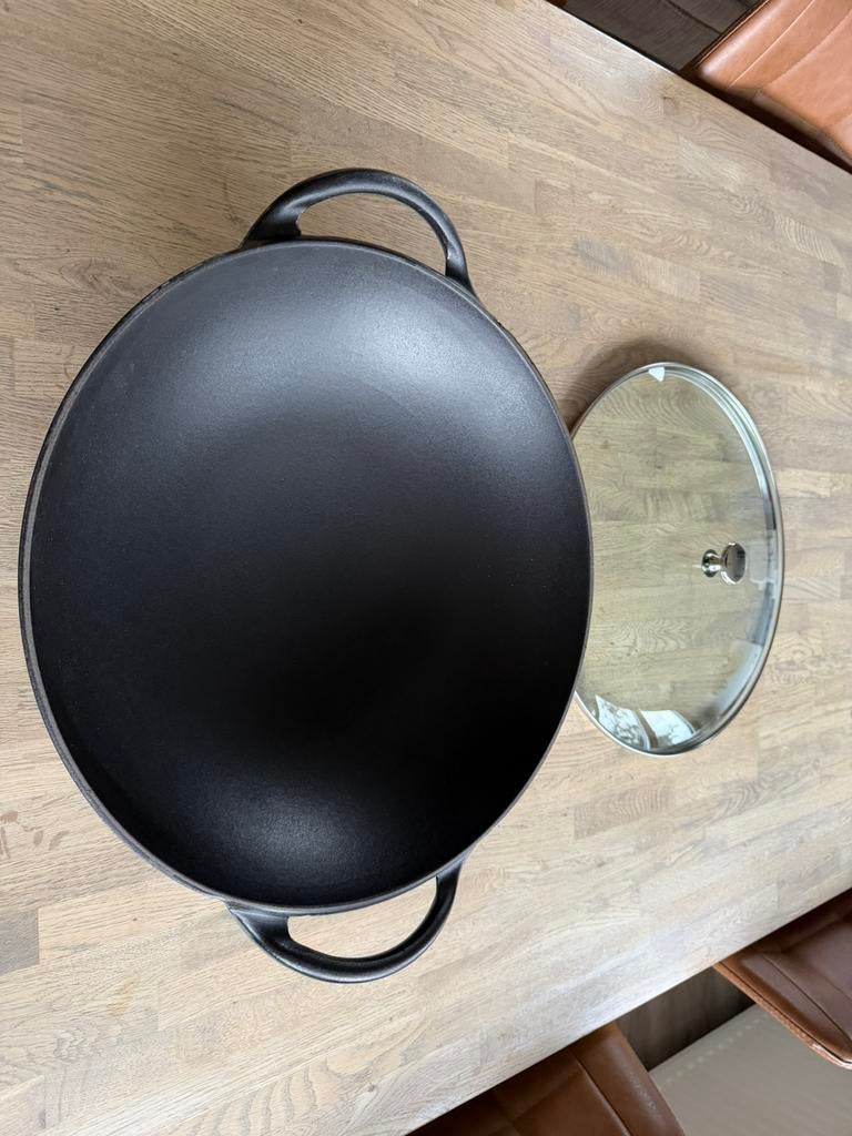 Wok pan gietijzer met glazen deksel ø 37,5 cm, Huis en Inrichting, Keuken | Potten en Pannen, Ophalen of Verzenden, Nieuw, Gietijzer