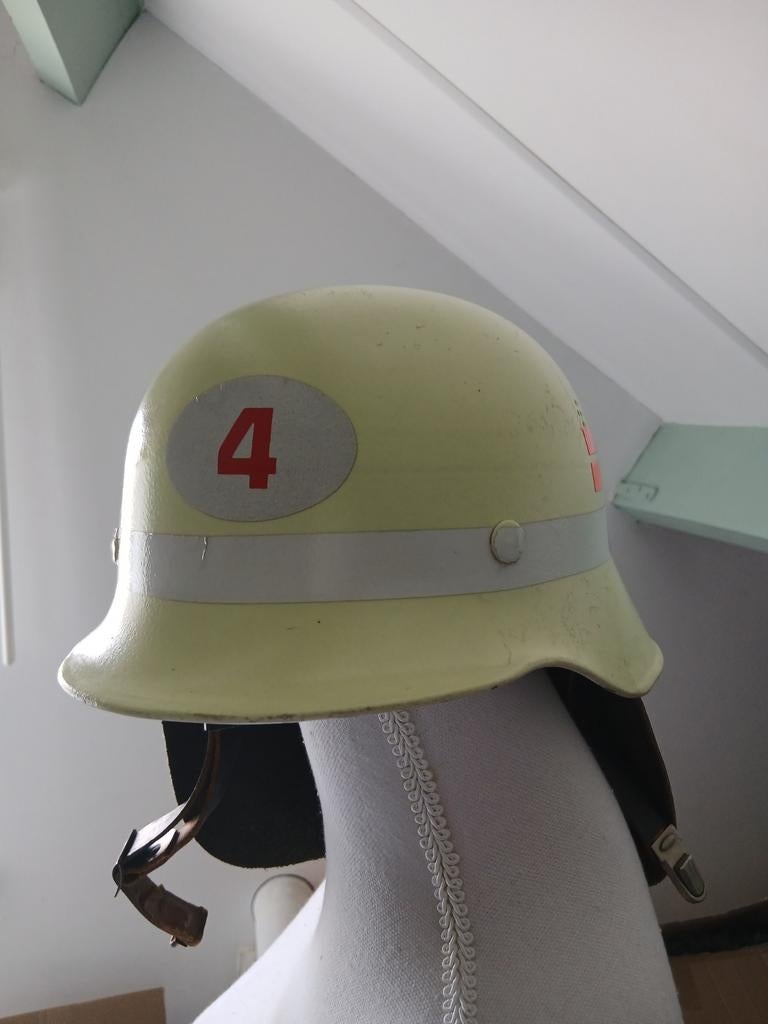 Vintage brandweerhelm met nummer 4, Ophalen of Verzenden, Gebruikt