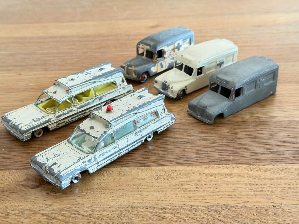 Dinky Toys Ambulance (5x) Vintage Opknappers, Hobby en Vrije tijd, Modelauto's | 1:43, Ophalen of Verzenden, Gebruikt, Auto, Dinky Toys