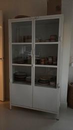 Apothekerskast vitrinekast, Ophalen, 100 tot 150 cm, Zo goed als nieuw, Metaal