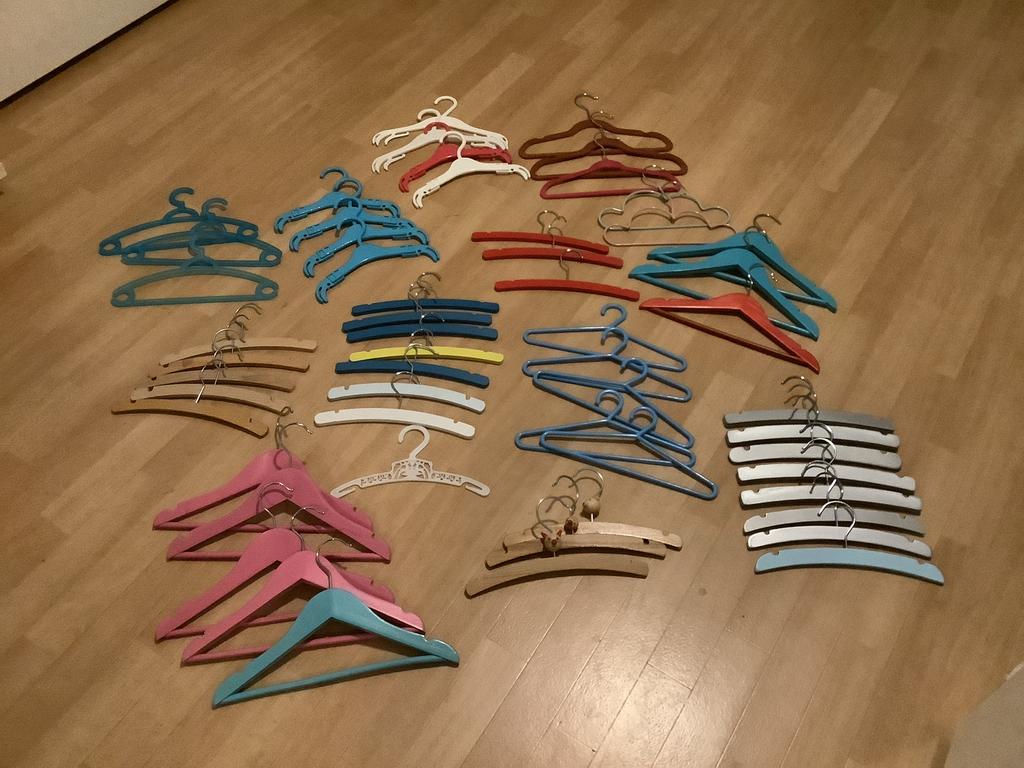 55 baby/kinderkledinghangertjes, Kleding | Dames, Kledinghangers, Ophalen of Verzenden, Gebruikt, Hout, Kinderen