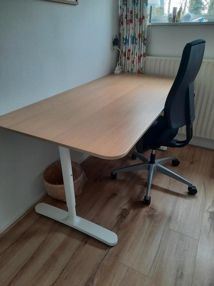Verstelbaar Ikea bureau met bureaustoel, type Bekant., Huis en Inrichting, Bureaus, Zo goed als nieuw, Bureau, In hoogte verstelbaar
