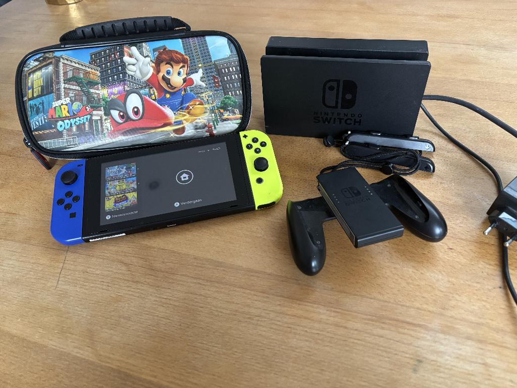 Nintendo switch, Ophalen of Verzenden, Gebruikt, Met 2 controllers, Switch Original