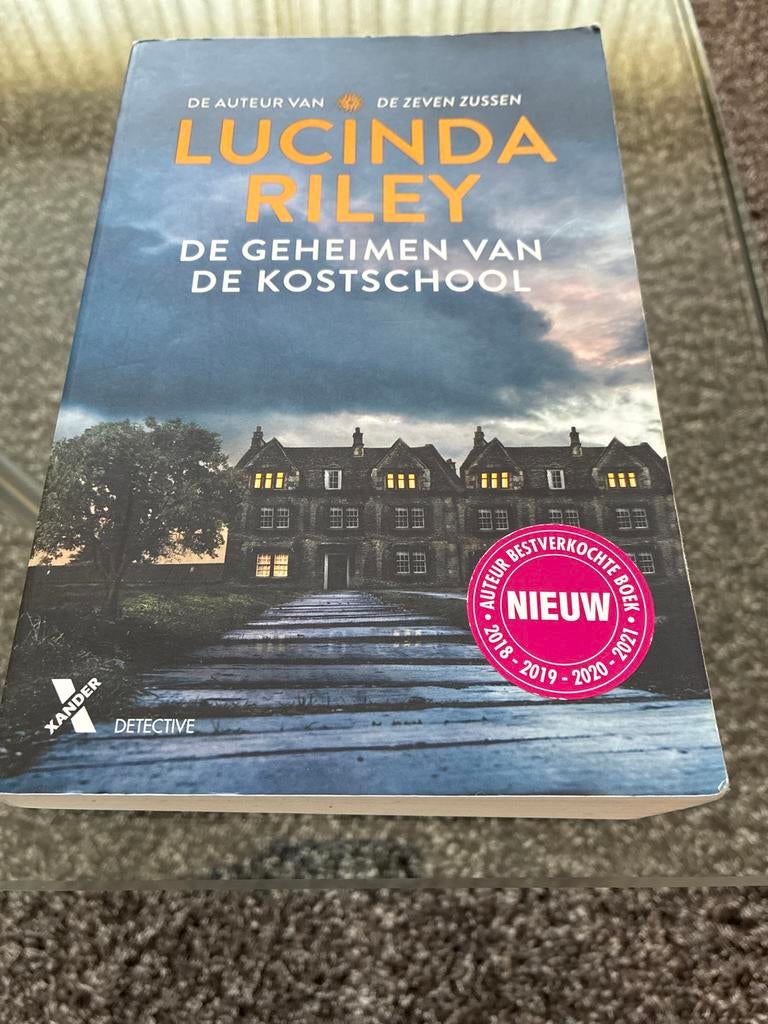 De Geheimen van de Kostschool - Lucinda Riley, Ophalen of Verzenden, Zo goed als nieuw
