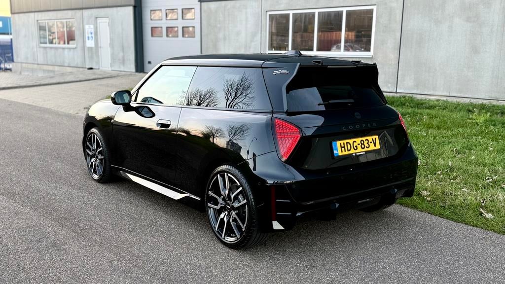 Mini Cooper 40,7 kWh | 180pk | JCW Pakket | FabrieksGarantie, Auto's, Mini, 74 pk, Zwart, 4 stoelen, Zwart