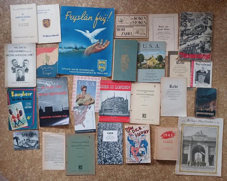 Partij boeken uitgegeven in en rond de tweede wereldoorlog, Verzamelen, Militaria | Tweede Wereldoorlog, Overige soorten, Boek of Tijdschrift