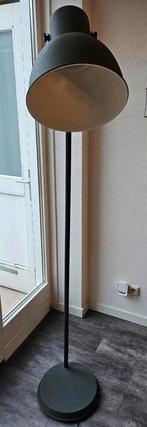 Ikea Hektar staande lamp, donkergrijs, Huis en Inrichting, Lampen | Vloerlampen, Ophalen, Gebruikt, Industrieel, Modern, Metaal