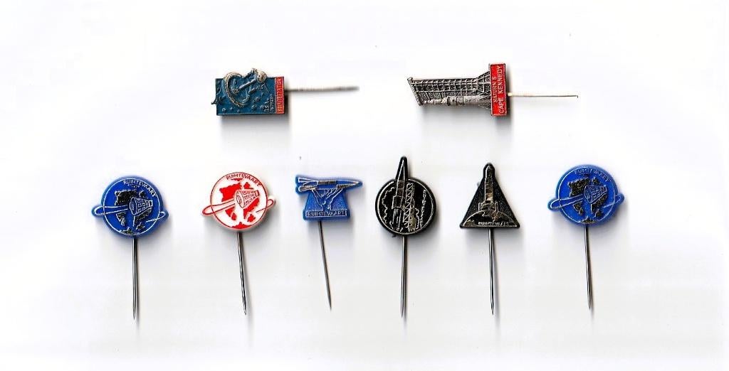 8 ruimtevaart / spacetravel speldjes 6 plastic 2 volmetaal, Verzamelen, Ophalen of Verzenden, Gebruikt, Overige onderwerpen, Speldje of Pin