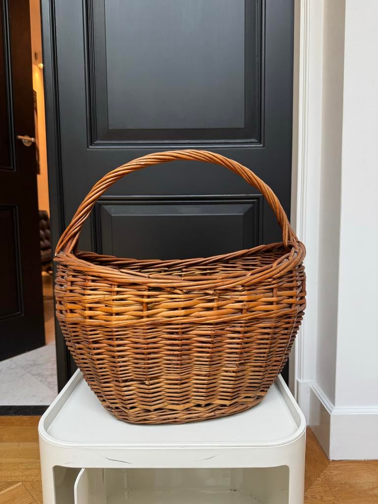 Oude rieten mand met handvat, Huis en Inrichting, Woonaccessoires | Schalen en Manden, Gebruikt, Mand, Ophalen of Verzenden, Riet